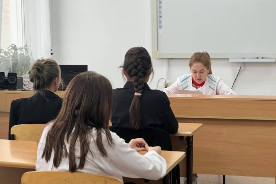 Среди учащихся 8–11 классов была проведена беседа с медицинским работником Самыкиной А. на актуальные темы: