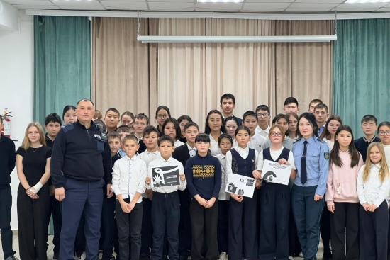 В рамках единой программы воспитания «Адал азамат» в КГУ «Елецкая средняя школа» была проведена профилактическая беседа с учащимися. Мероприятие организовали участковый инспектор Аскаров Ш.Х. и участковый инспектор по делам несовершеннолетних Казбекова Ж.