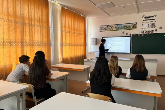  В рамках реализации Единой воспитательной программы «Адал Азамат» среди учащихся 11 класса был проведён единый Республиканский классный час на тему: «Образование — главная ценность государственной политики: приоритеты, определённые в новой Конституции».