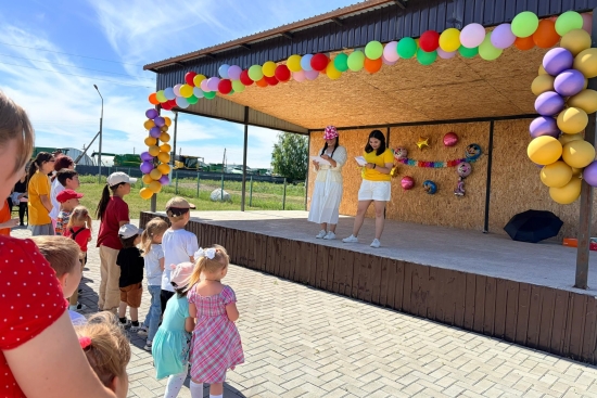 Жыл сайын дүние жүзінде Халықаралық балаларды қорғау күні аталып өтіледі, ол біздің елімізде жаздың бірінші күні – 1 маусымда атап өтіледі және балаларды қорғау күні деп аталады.